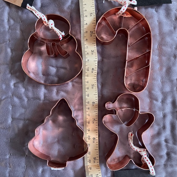 NWT Set of 4 Winter Cookie Cutters - Picture 3 of 3